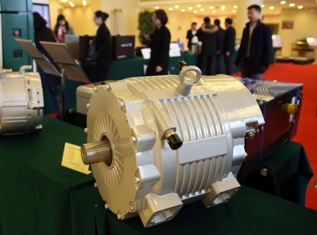 Синхронный двигатель с постоянными магнитами Wolong Electric Group демонстрируется на выставке в городе Ханчжоу в Китае