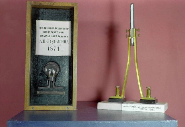 Оригинальная электрическая лампа накаливания Александра Лодыгина из собрания Политехнического музея
