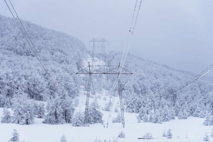 Воздушная линия электропередачи в горной местности зимой