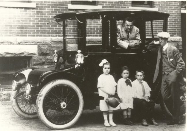 Чарльз Штейнмец с внуками Мидж, Билли, Джо и его приемным сыном Джозефом Хайденом в 1914 году