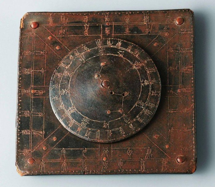 Предшественник компаса, используемый в Китае для предсказания астрономических явлений и календарных расчетов более 2000 лет назад