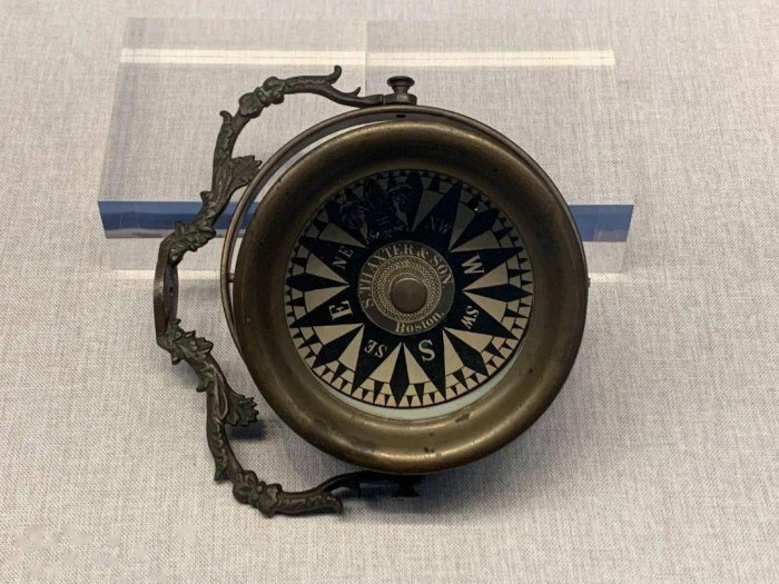 Изготовленный в Великобритании морской компас XVIII века