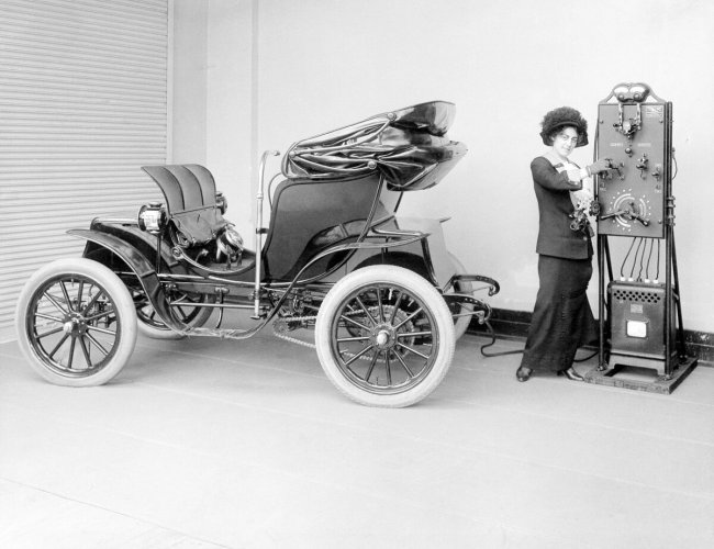 Зарядка электромобиля в начале 20 века