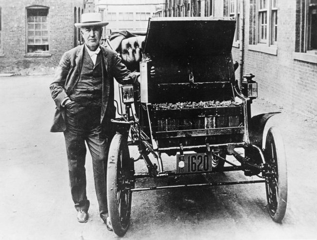 Томас Альва Эдисон со своим электромобилем, 1895 год