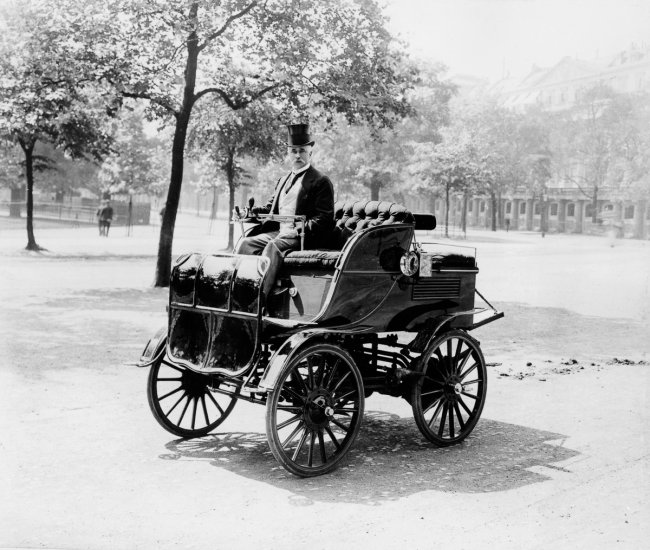 Роджер Уоллес в своём электромобиле, 1899 год