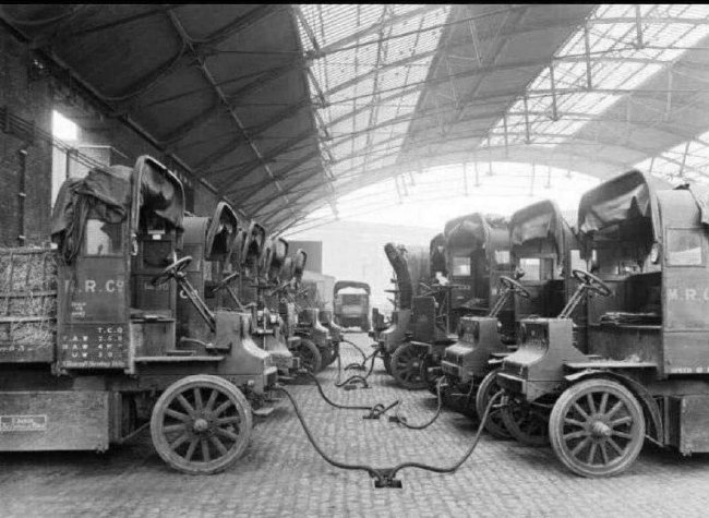 Зарядка электромобилей, Лондон, 1917 год. Фото из библиотеки изображений группы Музеев науки в Великобритании.