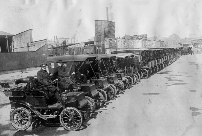 Выстроенные в ряд электромобили Edison Company на Манхэттене в Нью-Йорке, 1906 год