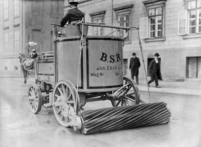 Электрическая уличная уборочная машина очищает проезжую часть в Берлине (Германия), 1907 год