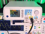 Измерительный генератор и осциллограф в лаборатории