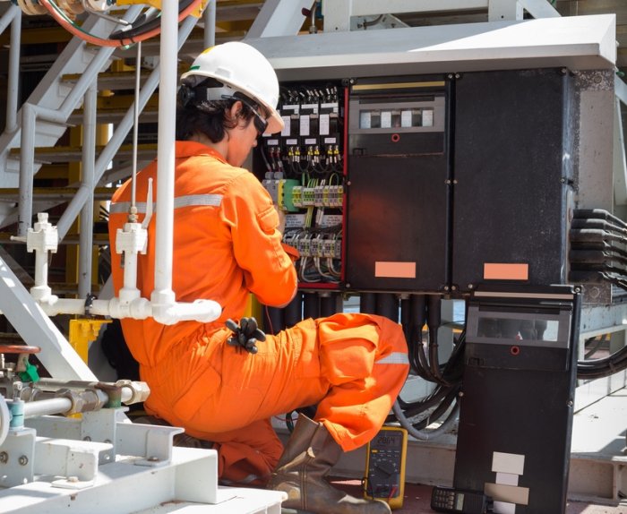 Работа электромонтера на промышленном предприятии