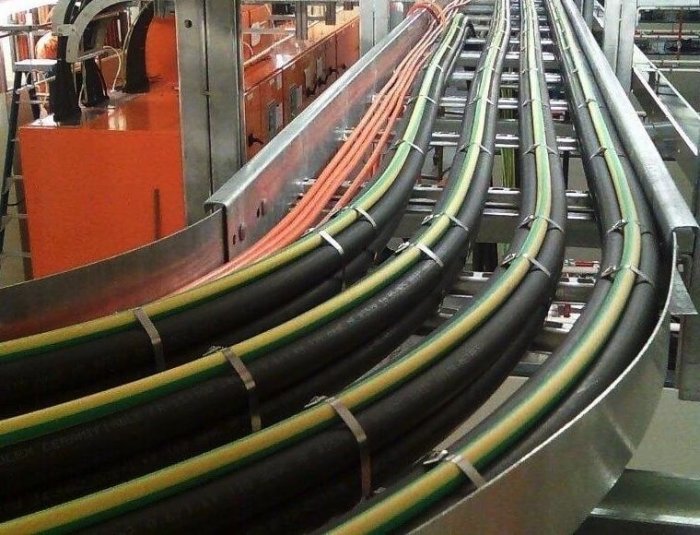 Силовые кабели на кабельных лотках